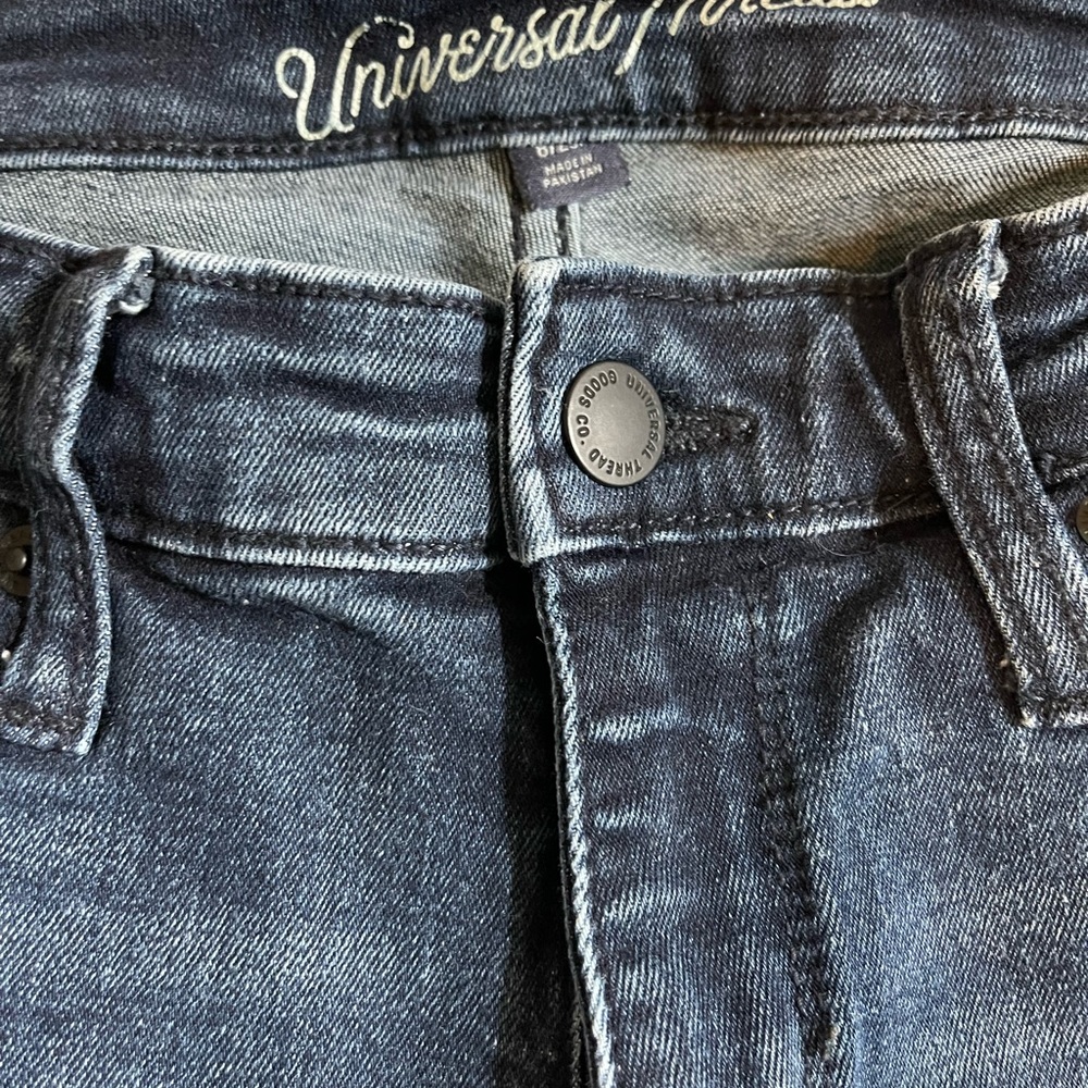 Universal Thread Distressed Jeans - Picture 3 of 9